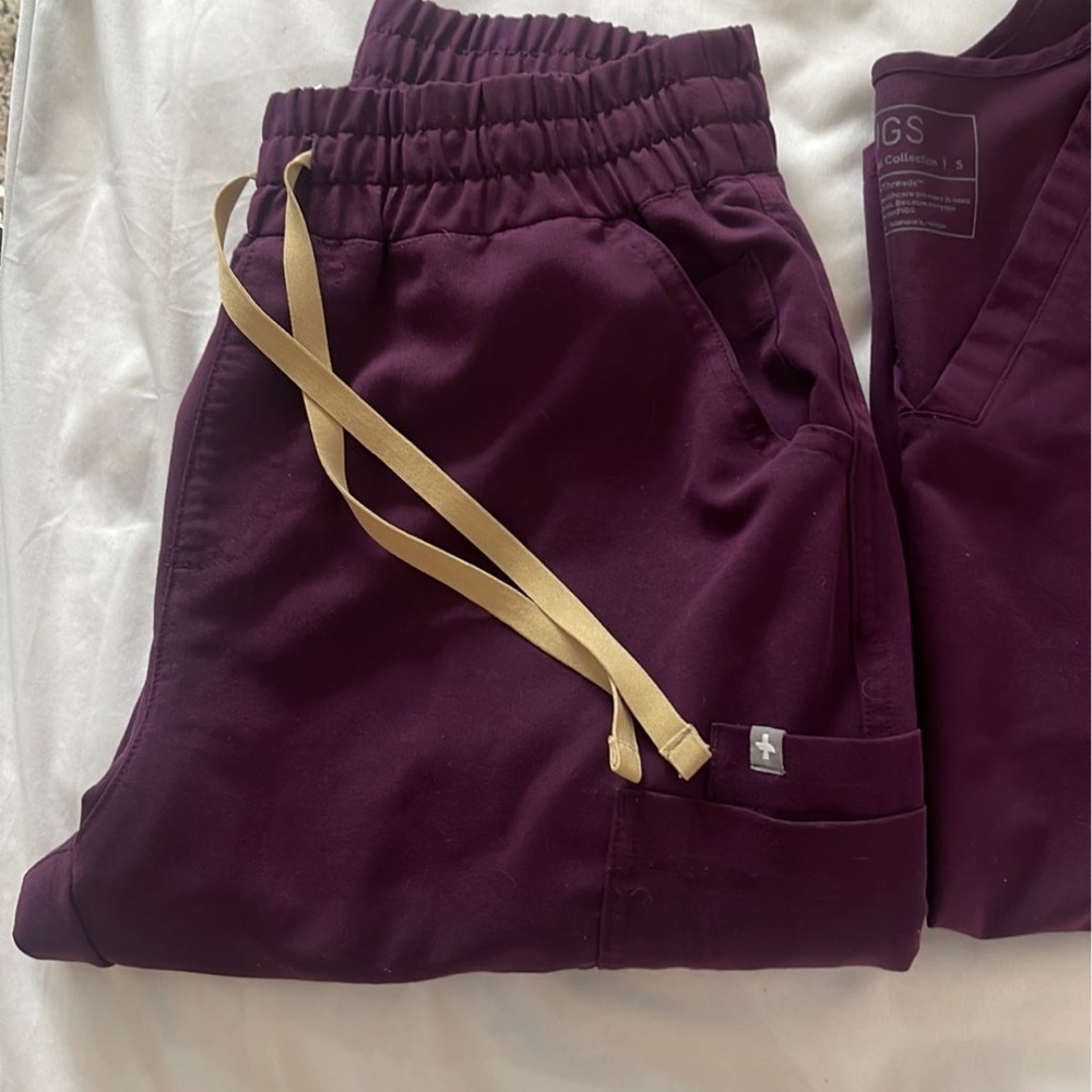 Figs 2 piece scrub set in purple